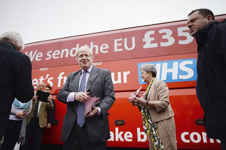 Flere kilder anslår, at skilsmissen kommer til at koste Storbritannien op mod 335 mia. kroner. Det er ikke alle i Mays parti, der er tilfredse. 