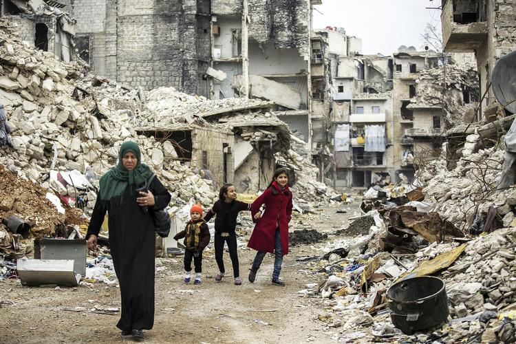 Efter Østaleppos fald er cirka300.000 mennesker ifølge UNHCR vendt hjem til byen, der stadig ligger i ruiner. 