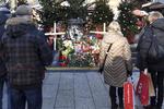 På julemarkedet på Breitscheidplatz i Berlin bliver ofrene for terrorangrebet i 2016 mindet med fotos, blomster, kors og breve. 