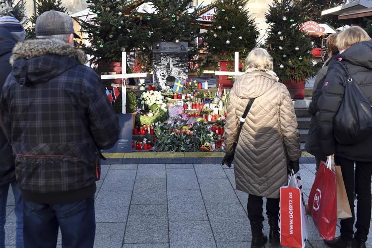 På julemarkedet på Breitscheidplatz i Berlin bliver ofrene for terrorangrebet i 2016 mindet med fotos, blomster, kors og breve. 