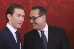 Den nye østrigske vicekansler, Heinz-Christian Strache (til højre), har nedtonet sit partis kritik af EU. Alligevel har kansler Sebastian Kurz, der er EU-tilhænger, lagt området ind i sit ministerium. 
