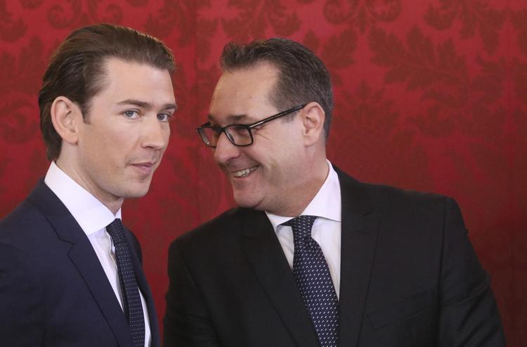 Den nye østrigske vicekansler, Heinz-Christian Strache (til højre), har nedtonet sit partis kritik af EU. Alligevel har kansler Sebastian Kurz, der er EU-tilhænger, lagt området ind i sit ministerium. 