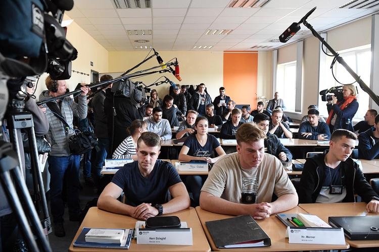 Pressen var mødt talstærkt op, da der i november var pressemøde på politiskolen i Berlin, hvor eleverne har været blandet ind i slagsmål, hæleri, pornofilm, narko og kompromitterende fotos af kvindelige studerende. 