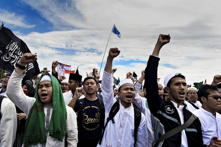 Stadsig flere støtter op om islamistiske organisationer i Indonesien som her ved en demonstration sidste år i hovedstaden Jakarta. 