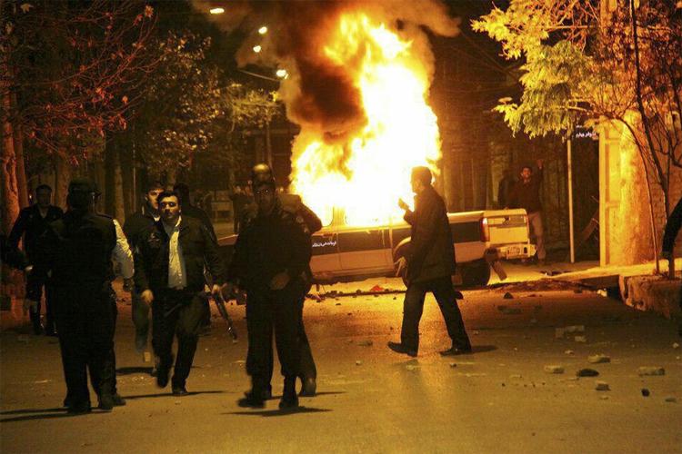 En iransk demonstrant blev skudt og dræbt af politiet under en demonstration mod høje priser og landets dårlige økonomi under den folkevalgte præsident Hassan Rouhani 30 december. 