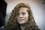 16-årige Ahed Tamimi blev arresteret midt om natten midt i december, sigtet for at overfalde en tungt bevæbnet soldat i familiens baghave. På billedet bliver hun ført ind i retssalen.  