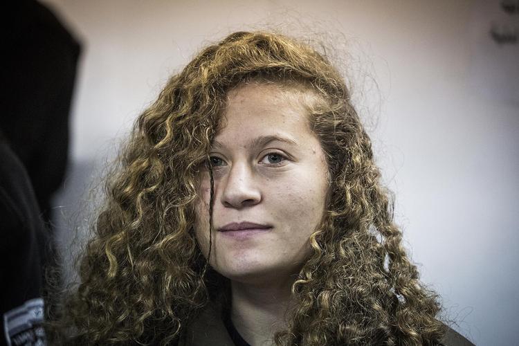 16-årige Ahed Tamimi blev arresteret midt om natten midt i december, sigtet for at overfalde en tungt bevæbnet soldat i familiens baghave. På billedet bliver hun ført ind i retssalen.  