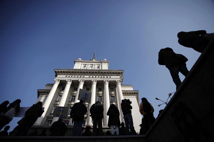 Bulgarske forskere truede under en demonstration ved parlamentet med at lade et sort flag vaje fra Videnskabernes Akademi, men så blev besparelsen taget af bordet. 