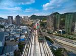 Kinesiske arbejdere lægger spor til højhastighedstog i den sydvestlige by Guiyang. Byen nyder godt af det enorme kinesiske infrastrukturprojekt ’One Belt, One Road’, der skal binde Kina tættere sammen med Europa, Afrika og resten af Asien. 