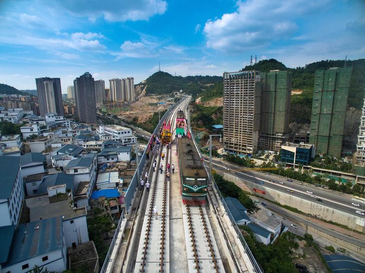 Kinesiske arbejdere lægger spor til højhastighedstog i den sydvestlige by Guiyang. Byen nyder godt af det enorme kinesiske infrastrukturprojekt ’One Belt, One Road’, der skal binde Kina tættere sammen med Europa, Afrika og resten af Asien. 