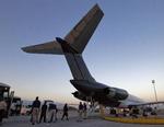 Illegale indvandrere fra El Salvador på vej til at gå om bord på et fly, der i 2012 returnerede dem fra USA til deres hjemland. Arkivfoto Matt York/AP