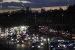 Biler på Grand Central Parkway ved LaGuardia lufthavnen i New York. Byens borgmester har lagt sag an mod oliegiganter. 