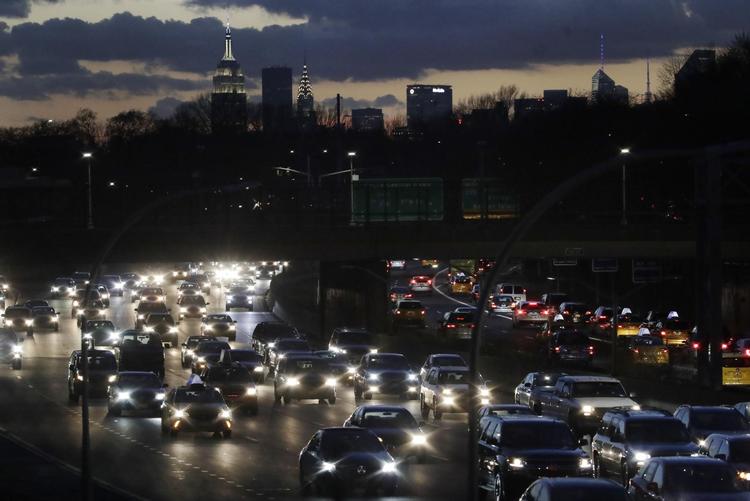 Biler på Grand Central Parkway ved LaGuardia lufthavnen i New York. Byens borgmester har lagt sag an mod oliegiganter. 