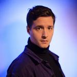 I november udgav pianisten August Rosenbaum det anmelderroste album 'Vista' i samarbejde med Rhye-produceren Robin Hannibal. I morgen spiller han med fuldt band i Lille Vega. 