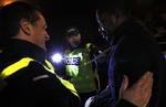Ifølge politiet i Frankrig er nogle migranter voldelige. De angriber lastvogne, der skal videre til Storbritannien og bliver mere brutale, hvilket både franske og udenlandske chauffører jævnligt klager over. 