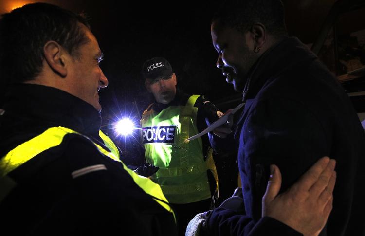 Ifølge politiet i Frankrig er nogle migranter voldelige. De angriber lastvogne, der skal videre til Storbritannien og bliver mere brutale, hvilket både franske og udenlandske chauffører jævnligt klager over. 