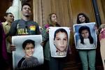 800.000 mennesker har fået den såkaldte Daca-garanti. De er kommet til USA som illegale indvandrere, da de var små, men har fået en skriftlig garanti for, at de ikke vil blive udvist i en toårig periode. 
