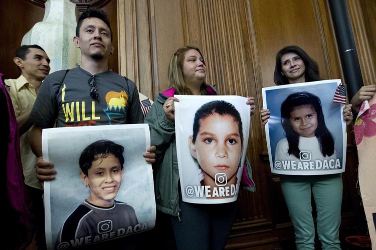 800.000 mennesker har fået den såkaldte Daca-garanti. De er kommet til USA som illegale indvandrere, da de var små, men har fået en skriftlig garanti for, at de ikke vil blive udvist i en toårig periode. 