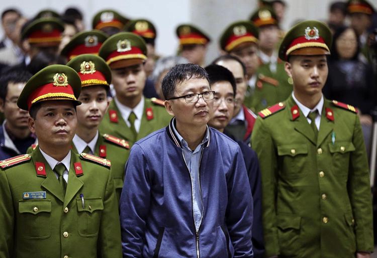 I retten i Hanoi optræder den spinkle Trinh Xuan Thanh kun i selskab med en stor flok mænd i uniformer, som var han en livsfarlig massemorder. 