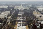 Dette foto viser udsigten op til scenen med Donald Trumps talerstol under indsættelsen af ham 20. januar 2017. Trump beskyldte efter indsættelsen medierne for, at dette billede er taget langt tidligere end et tilsvarende billede fra Barack Obamas indsættelse, hvor der tydeligvis er flere mennesker. Men Reuters kunne fortælle, at billederne er taget på samme tid – et minut efter, at indsættelsen er begyndt. 