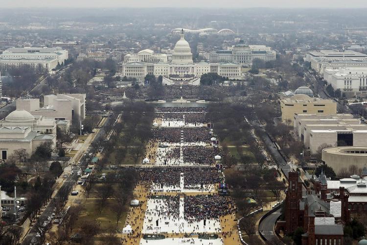 Dette foto viser udsigten op til scenen med Donald Trumps talerstol under indsættelsen af ham 20. januar 2017. Trump beskyldte efter indsættelsen medierne for, at dette billede er taget langt tidligere end et tilsvarende billede fra Barack Obamas indsættelse, hvor der tydeligvis er flere mennesker. Men Reuters kunne fortælle, at billederne er taget på samme tid – et minut efter, at indsættelsen er begyndt. 