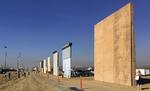 I Californien står otte prototyper på, hvordan en mur til Mexico kan bygges. Deres modstandsevne over for angreb testes. Der stilles også æstetiske krav. Foreløbig er der dog ikke bevilget penge til byggeriet. 