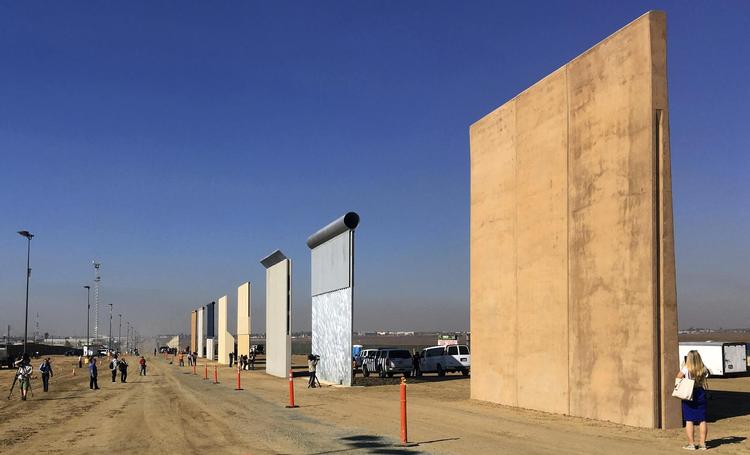 I Californien står otte prototyper på, hvordan en mur til Mexico kan bygges. Deres modstandsevne over for angreb testes. Der stilles også æstetiske krav. Foreløbig er der dog ikke bevilget penge til byggeriet. 