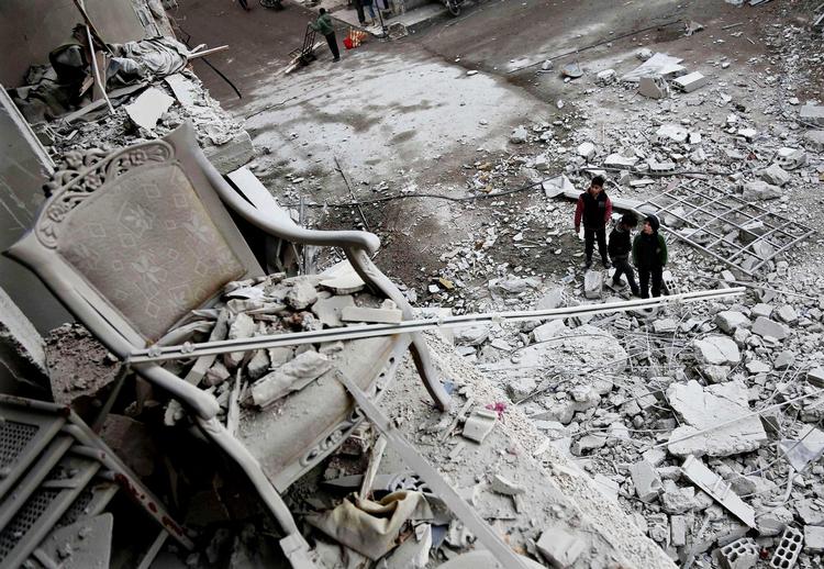 Når bomberne falder over Østghouta, jævner det huse med jorden, og civile begraves under murbrokkerne.
33-årige Shams El-Khatib, som Politiken har talt med, har mistet flere familiemedlemmer, siden krigen i Syrien 
startede i 2011: »Min bror, niece, onkel, faster og hendes søn. For cirka en måned siden blev min fætter ramt, og han er nu halvt lammet«.
 