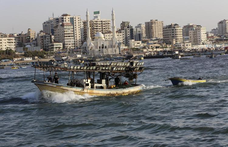 Gazas fiskere er nødt til at fiske i det forurenede vand langs kysten, for lidt længere ude i Middelhavet bliver de stoppet af israelske patruljebåde. 
