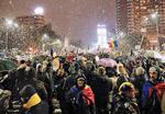 Demonstranter blokerer en gade i Rumæniens hovedstad, Bukarest, lørdag 20. januar i år. (AP Photo/Vadim Ghirda) 