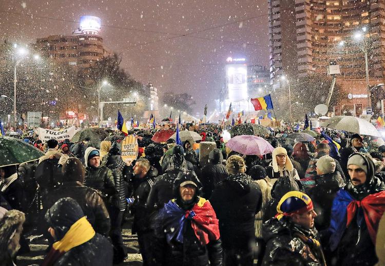 Demonstranter blokerer en gade i Rumæniens hovedstad, Bukarest, lørdag 20. januar i år. (AP Photo/Vadim Ghirda) 