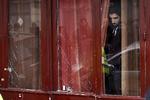 En mand kigger ud af vinduet på cafeen the Carillon i Paris, 14. november 2015, en dag efter terrorangrebet, der slog over 120 mennesker ihjel. Arkivfoto: Jerome Delay/AP