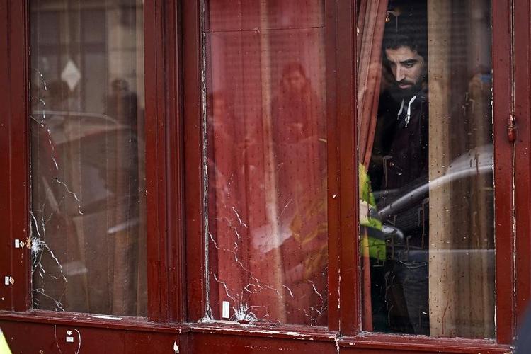 En mand kigger ud af vinduet på cafeen the Carillon i Paris, 14. november 2015, en dag efter terrorangrebet, der slog over 120 mennesker ihjel. Arkivfoto: Jerome Delay/AP