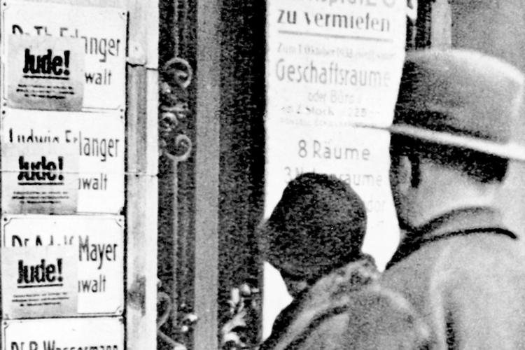 I Hitlers Tredje Rige var en vigtig del af den herskende ideologi at hade jøder, og styret gjorde alt for at lægge jøder for had – for eksempel ved at klistre mærkater med ordet ’jøde’ på navneskilte. 