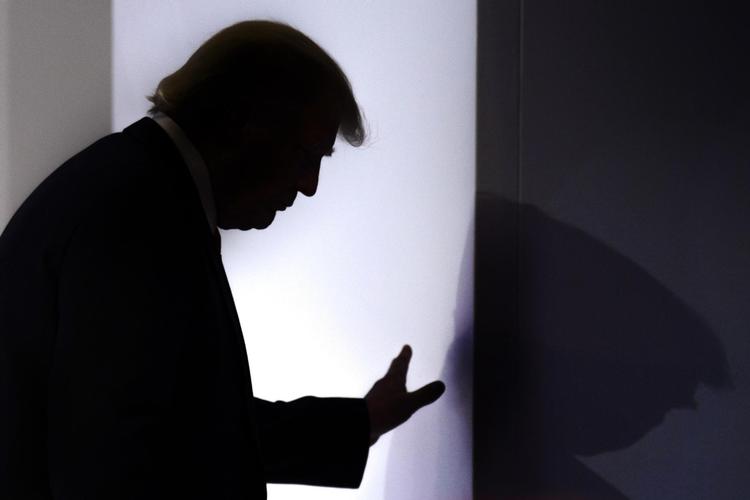Amerika Først betyder ikke nødvendigvis Amerika Alene, lød det fra Donald Trump på topmødet i Davos, hvor han antydede, at USA måske kunne vende tilbage til frihandelsaftalen TPP. Laurent Gillieron/AP