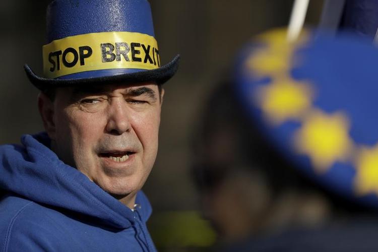 Britiske EU-støtter var i tirsdag på gaden foran parlamentet i London i deres kamp for at få omstødt landets beslutning om at forlade EU. 