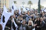 Det korsikanske flag med maurer-hoved blev luftet ved lørdagens demonstration i Ajaccio, hvor der lød krav om øget selvbestemmelse, løsladelse af politiske fanger og, at det korsikanske sprog ligestilles med fransk på øen. 