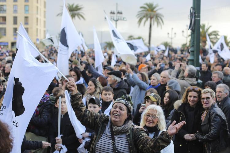 Det korsikanske flag med maurer-hoved blev luftet ved lørdagens demonstration i Ajaccio, hvor der lød krav om øget selvbestemmelse, løsladelse af politiske fanger og, at det korsikanske sprog ligestilles med fransk på øen. 