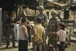 En gruppe russiske soldater tiltrak de lokale børn, da de for et halvt års tid siden viste en gruppe journalister rundt i det område i Syrien, Deir Ezzor, hvor der nu er meldt om kampe, som har kostet russiske liv. Hvor mange er dog stærkt uvist. 