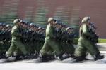 Rusland spiller på mange strenge i sin nye oprustning – både i cyberspace, via støtteprogrammer og rent militært med blandt andet flere soldater. Her fejres faldskærmssoldaternes dag på Den Røde Plads i Moskva. Arkivfoto: Alexander Zemlianichenko 