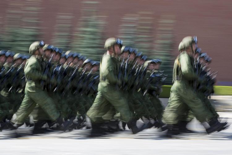 Rusland spiller på mange strenge i sin nye oprustning – både i cyberspace, via støtteprogrammer og rent militært med blandt andet flere soldater. Her fejres faldskærmssoldaternes dag på Den Røde Plads i Moskva. Arkivfoto: Alexander Zemlianichenko 