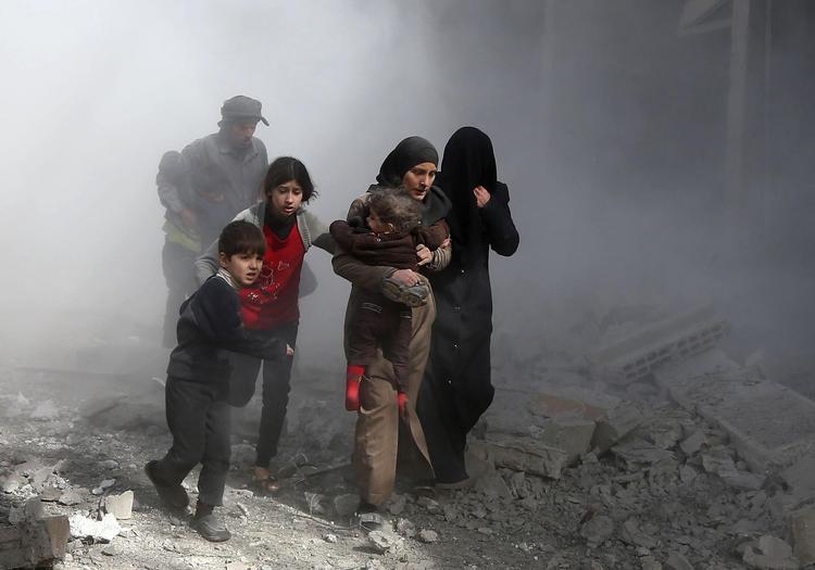 Civile i Ghouta lever i konstant frygt for luftbombardamenter. Foto Abdulmonam Eassa/ AFP/ Ritzau Scanpix