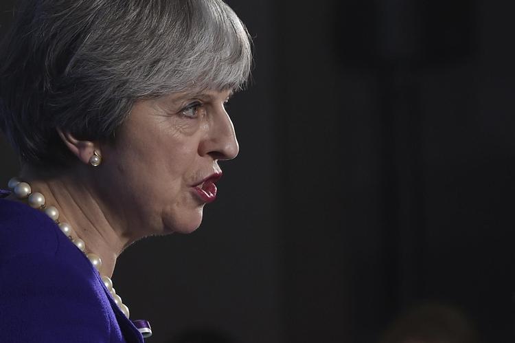 Theresa May bliver angrebet både af EU, partiet Labour og af sine egne partifælder. Paul Ellis/AP