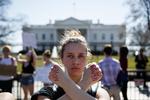 Gwendolyn Frantz på 17 år står foran Det Hvide Hus under en elevdemonstration for mere våbenkontrol. Evan Vucci/AP
