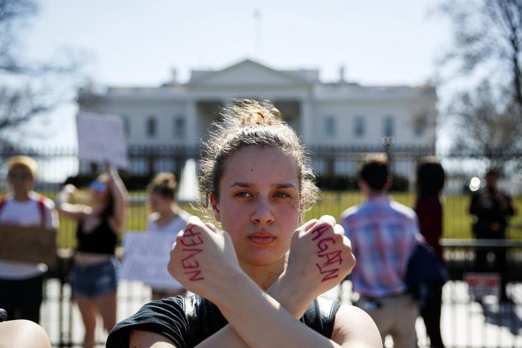 Gwendolyn Frantz på 17 år står foran Det Hvide Hus under en elevdemonstration for mere våbenkontrol. Evan Vucci/AP