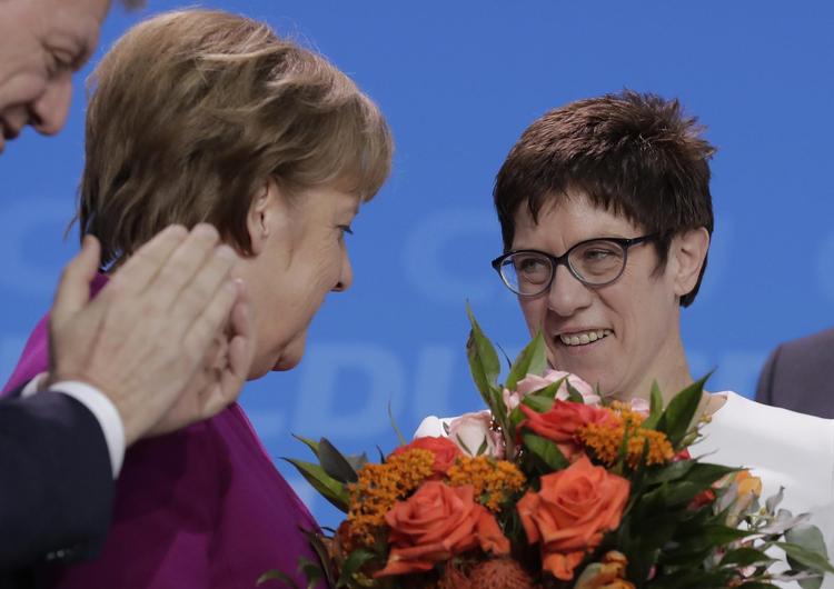 »Jeg kan det, jeg vil det, og jeg bliver det«, sagde 55-årige Annegret Kramp-Karrenbauer (th.),da hun i mandags overtog posten som generalsekretær i CDU. Markus Schreiber/AP