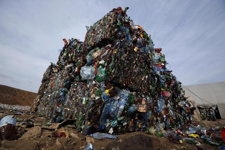 Siden 1950 har industrien produceret mere end 9 milliarder tons plast. Det er nok til at dække Argentina, viste en undersøgelse allerede tilbage i 2015.
 Sergei Grits/AP