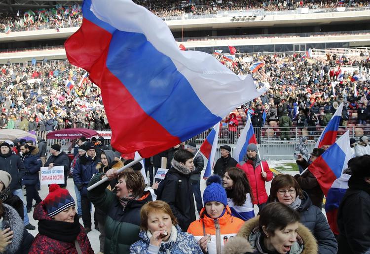 . Der var begejstring på alle tribuner, da præsident Putin lørdag var hovedaktør ved et valgarrangement på det genopbyggede Lusjniki-stadion i Moskva. Pavel Golovkin/AP
