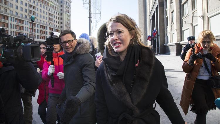 Den eneste kvindelige kandidat til præsidentvalget 18. marts, Ksenia Sobtjak, deltog i en protest mod toppolitikeres sexisme uden for det russiske parlament. Uden en smøg. 