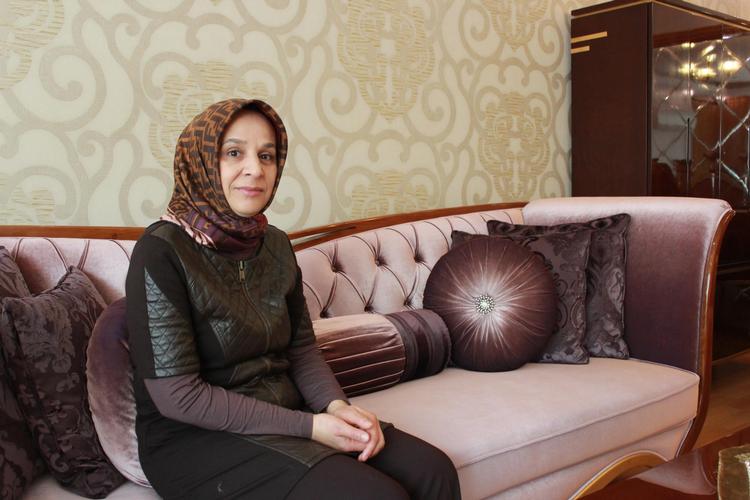 Hver uge besøger Hatice Kılıç sin mand i fængslet. Han nægter sig skyldig i anklagen om terrorstøtte, og der er ikke fremlagt dokumenterede beviser, selvom dommeren har bedt om det. Her er Hatice Kılıç i familiens hjem i Izmir. 